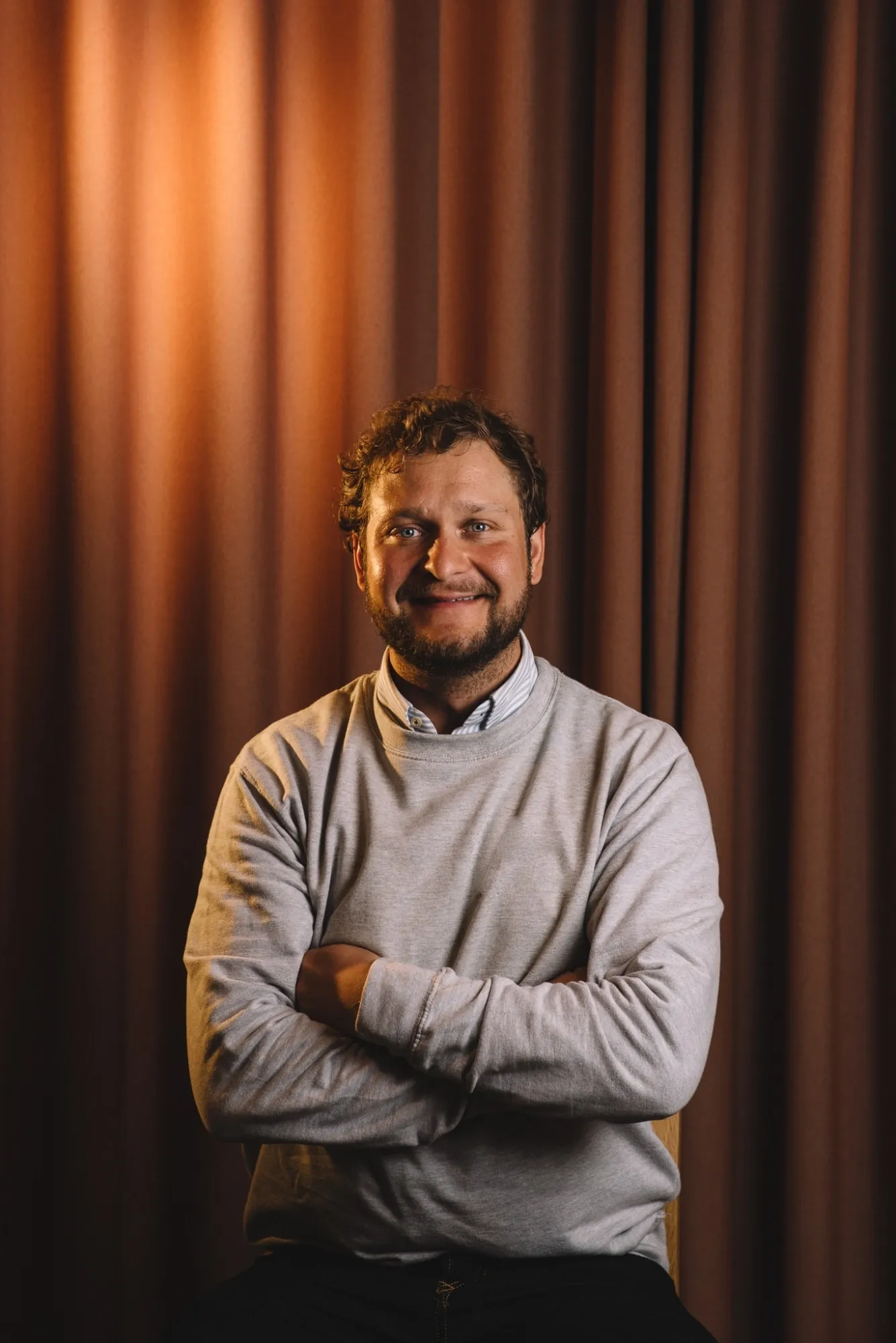 Jyri Taskinen hymyilee kädet ristissä